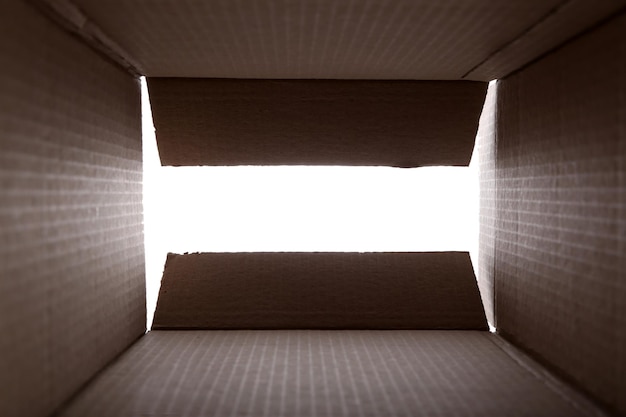 Vue de l'intérieur d'une boîte en carton