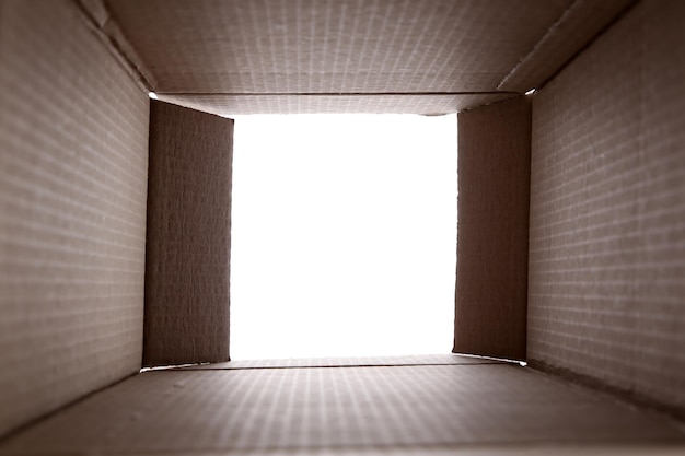Vue de l'intérieur d'une boîte en carton