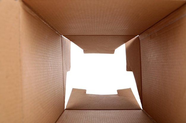 Vue de l'intérieur d'une boîte en carton