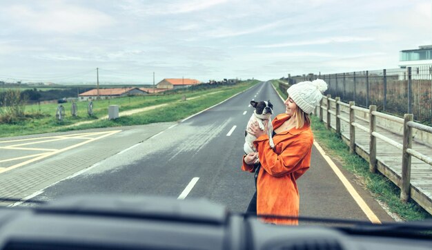 Photo vue de l'intérieur du camping-car d'une femme avec son chien