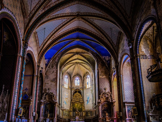 Vue sur l'intérieur de l'église gothique médiévale Notre Dame de l'Assomption à Fanjeaux (Aude)