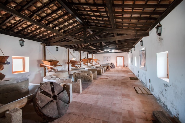 Vue de l&#39;intérieur d&#39;un moulin à eau obsolète utilisé à des fins de musée situé à Olhao, au Portugal.