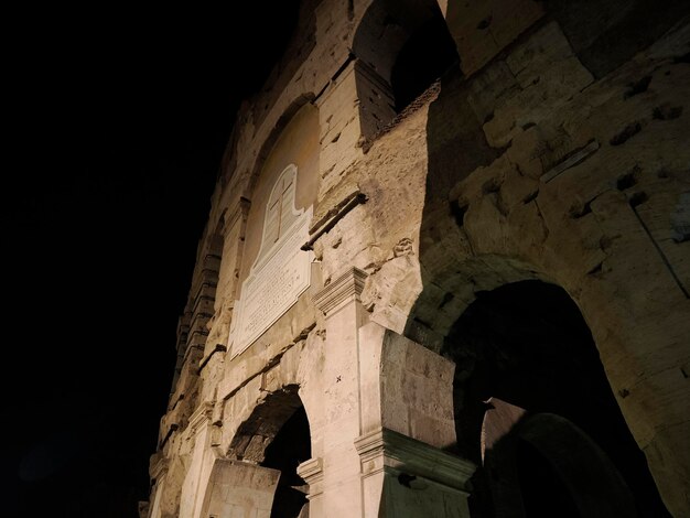 Vue intérieure du Colisée Rome la nuit
