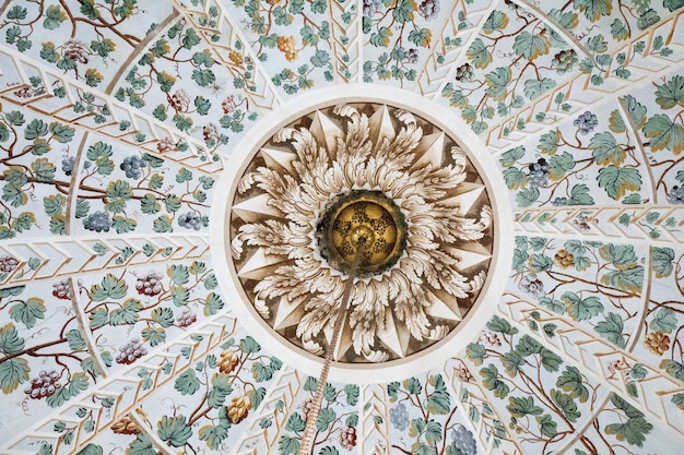 Vue intérieure du dôme dans l'architecture ottomane