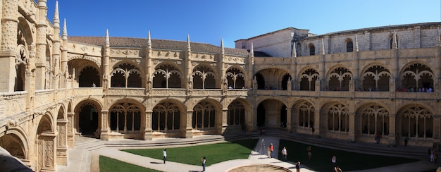 Vue intérieure du monument emblématique Mosteiro dos Jerónimos à Lisbonne, Portugal.