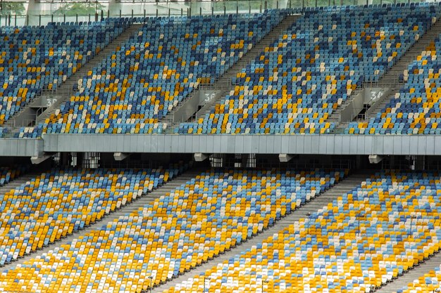 Photo vue intérieure du stade de football terrain de football vide se dresse une foule de fans un toit contre le ciel