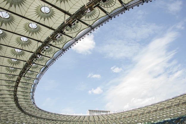 Vue intérieure du stade de football terrain de football vide se dresse une foule de fans un toit contre le ciel