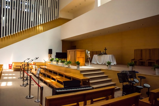 Vue intérieure d'une église moderne avec bancs vides