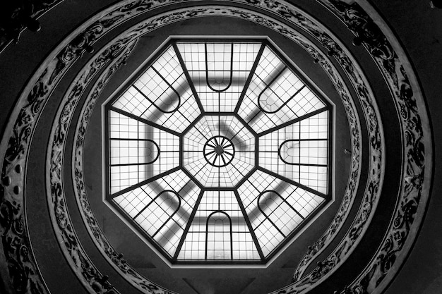 Photo vue intérieure en noir et blanc de l'escalier bramante à l'intérieur du musée du vatican