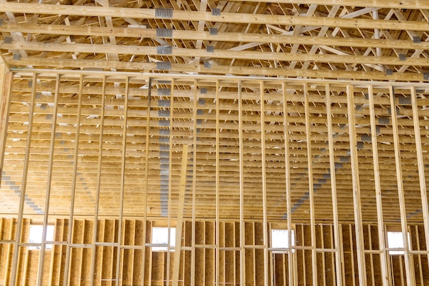 Photo vue intérieure d'une nouvelle maison en construction encadrant le bâton de poutres en bois