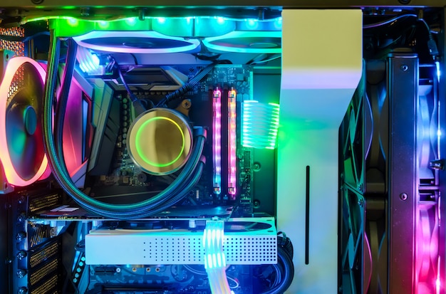 Vue intérieure d'un PC de bureau avec lumière LED