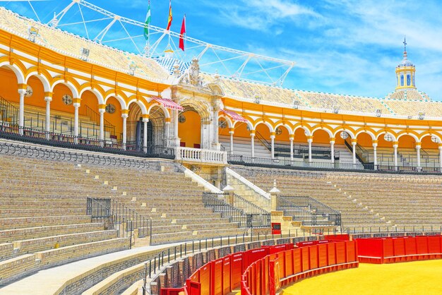 Photo vue intérieure de la place des taureaux royal maestranza de cavalerie en se