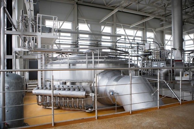 Vue intérieure de l'usine de transformation du lait en poudre de l'équipement