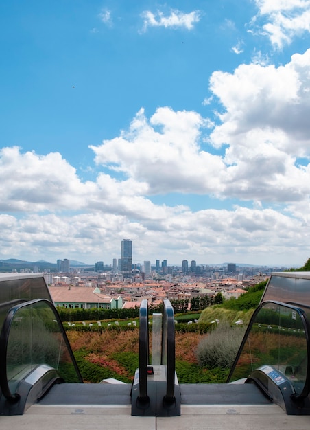 Une vue d'Istanbul de la hauteur d'un escalator sur le territoire de la mosquée de Çamlica.