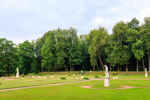 Vue sur le jardin hollandais inférieur avec des statues de marbre dans le parc Gatchina Russie