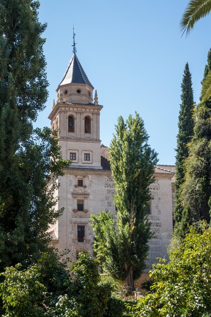 Vue sur les jardins de l'Alhambra à Grenade en Espagne