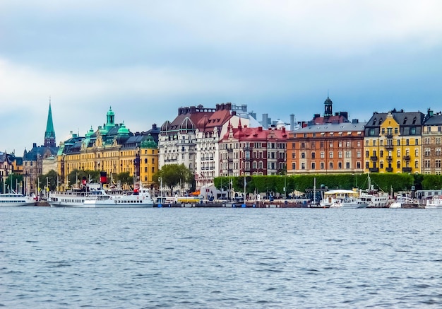 Vue sur la jetée avec des bateaux et les beaux bâtiments de Stromkayen au centre de Stockholm