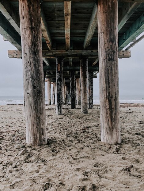 Vue de la jetée en bois sur la plage