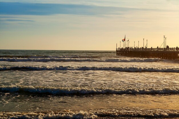 Vue sur la jetée de Forte dei marmi sur sumset