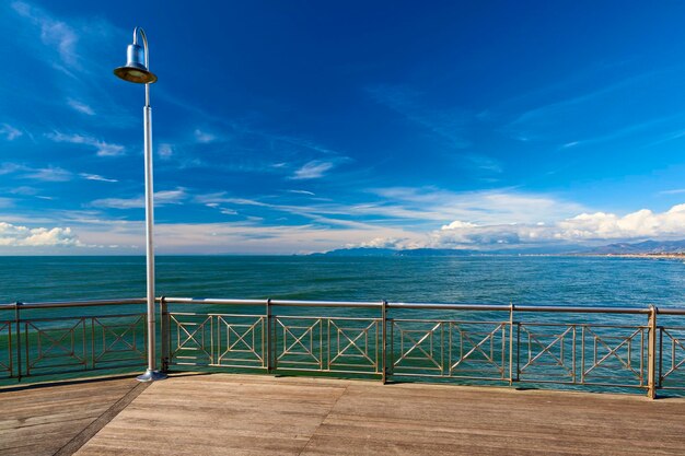 Vue sur la jetée de Tonfano