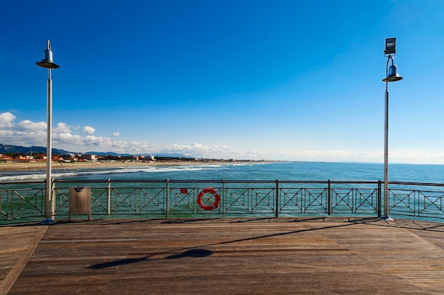 Vue sur la jetée de Tonfano