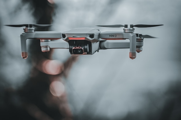 vue sur un joli et petit drone volant