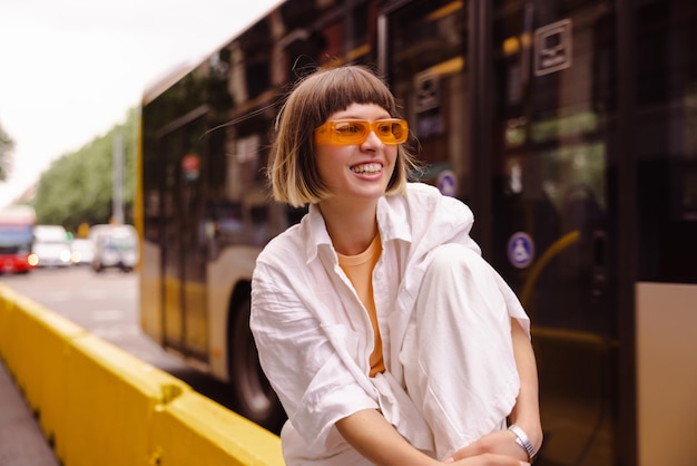 Vue d'une jolie femme souriante et détournant le regard