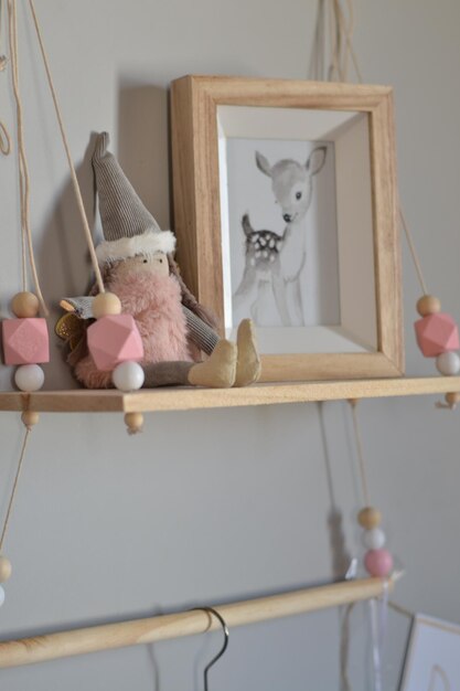 Photo vue d'un jouet en peluche sur la table à la maison