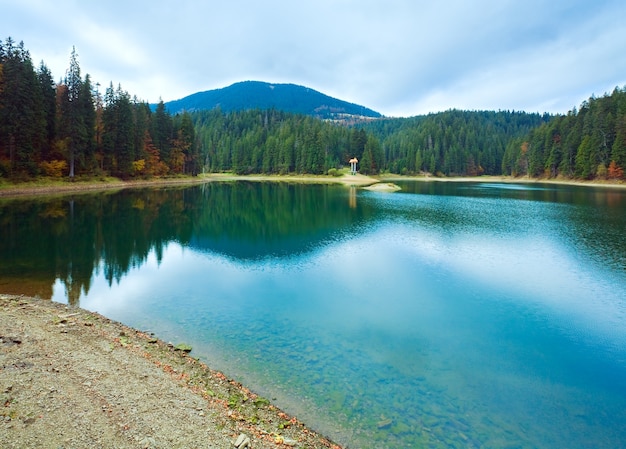 Vue de jour couvert d'automne du lac Synevir de montagne