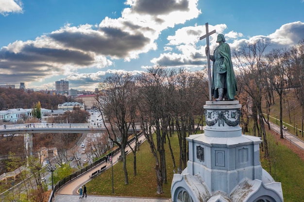 Vue de jour ensoleillé sur le monument de Saint Vladimir avec de beaux nuages d'automne Kiev Ukraine