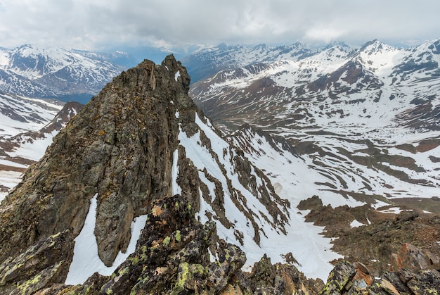 Vue de juin depuis la montagne des Alpes de Karlesjoch (3108 m, près de Kaunertal Gletscher sur la frontière Autriche-Italie) sur précipice et nuages.