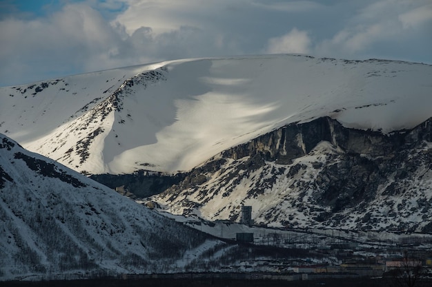 Vue sur Khibiny enneigé dans la région de Kirovsk Mourmansk