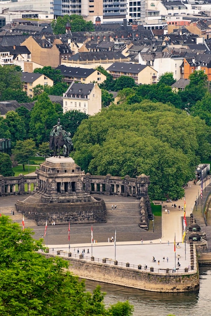 Photo vue sur koblenz et deutsches eck où le rhin et la moselle se rencontrent