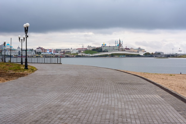 Vue sur le Kremlin de Kazan avec le palais présidentiel, la cathédrale de l'Annonciation, la tour Soyembika, la mosquée Qolsharif depuis le remblai près de la famille centrale et le mariage avec le ciel bleu éclatant. Matin.