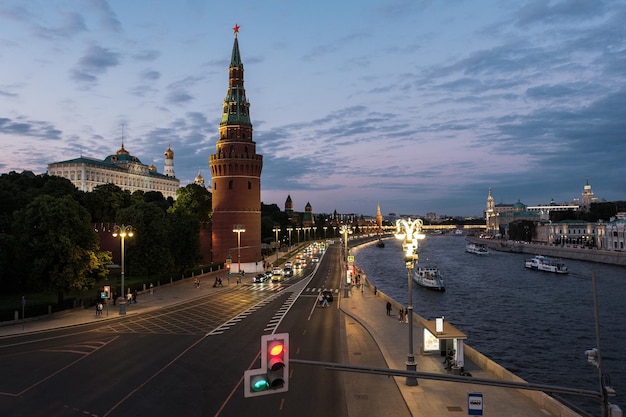 Vue sur le Kremlin de Moscou depuis le pont Bolchoï Kamenny