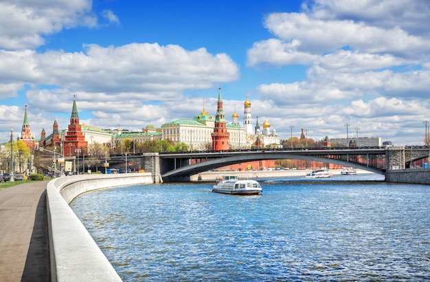 Une vue sur le Kremlin de Moscou depuis le remblai de la rivière Moskva