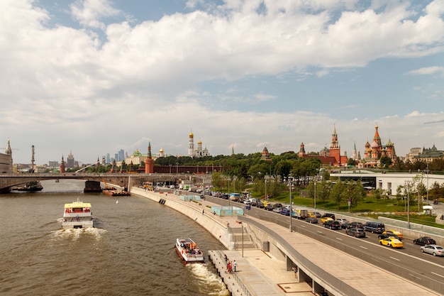 Vue sur le Kremlin de Moscou et la digue de la rivière de Moscou. Moscou, Russie.