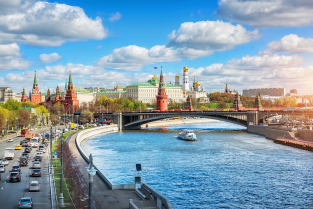 Vue sur le Kremlin de Moscou par une journée nuageuse ensoleillée