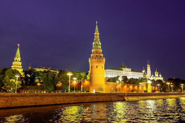 Vue sur le Kremlin de Moscou et la rivière Moskva la nuit Russie