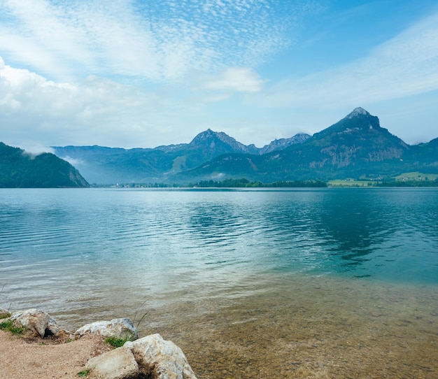 Vue sur le lac alpin d'été Wolfgangsee Autriche