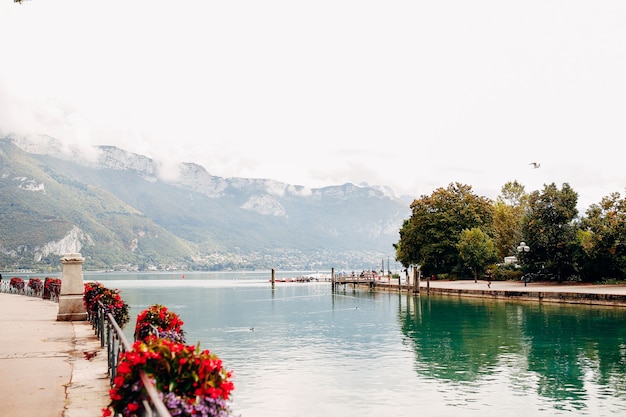 Vue sur le lac d'Annecy depuis la ville d'Annecy. Photo de haute qualité