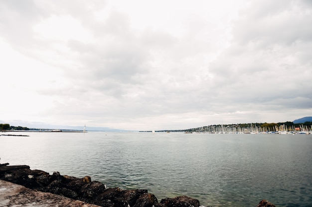 Vue sur le lac d'Annecy à la marina de la ville d'Annecy. Photo de haute qualité