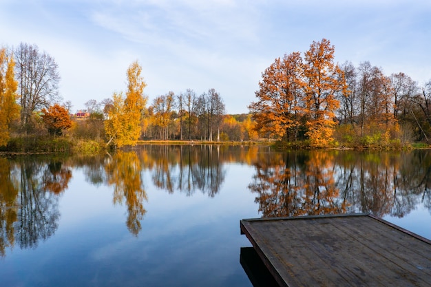 Une vue sur le lac et les arbres d'automne jaunes