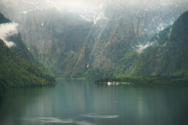 Vue sur le lac brumeux Königssee en Bavière