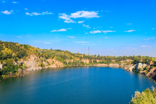 Vue sur le lac à la carrière abandonnée en été