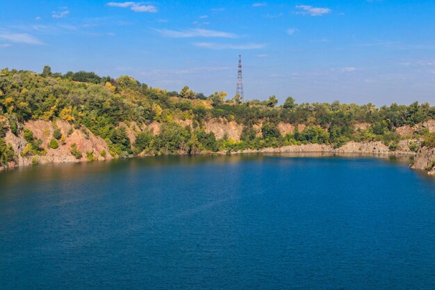 Vue sur le lac à la carrière abandonnée en été