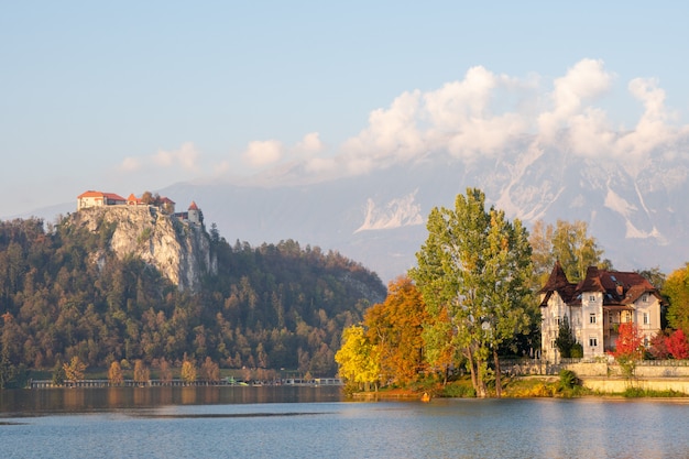 Vue sur lac et château au sommet de la colline