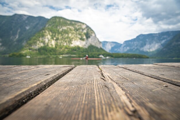 Vue sur le lac dans la mairie autrichienne pendant la saison touristique en été