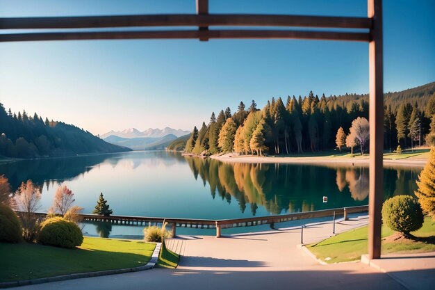 Une vue sur un lac depuis une chambre avec une montagne en arrière-plan.