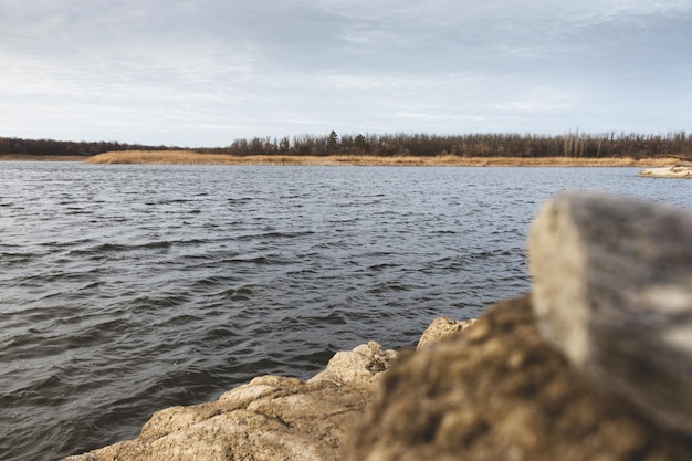 Vue sur le lac. Eau propre et calme. Paysage naturel. Côte rocheuse. Beau paysage.